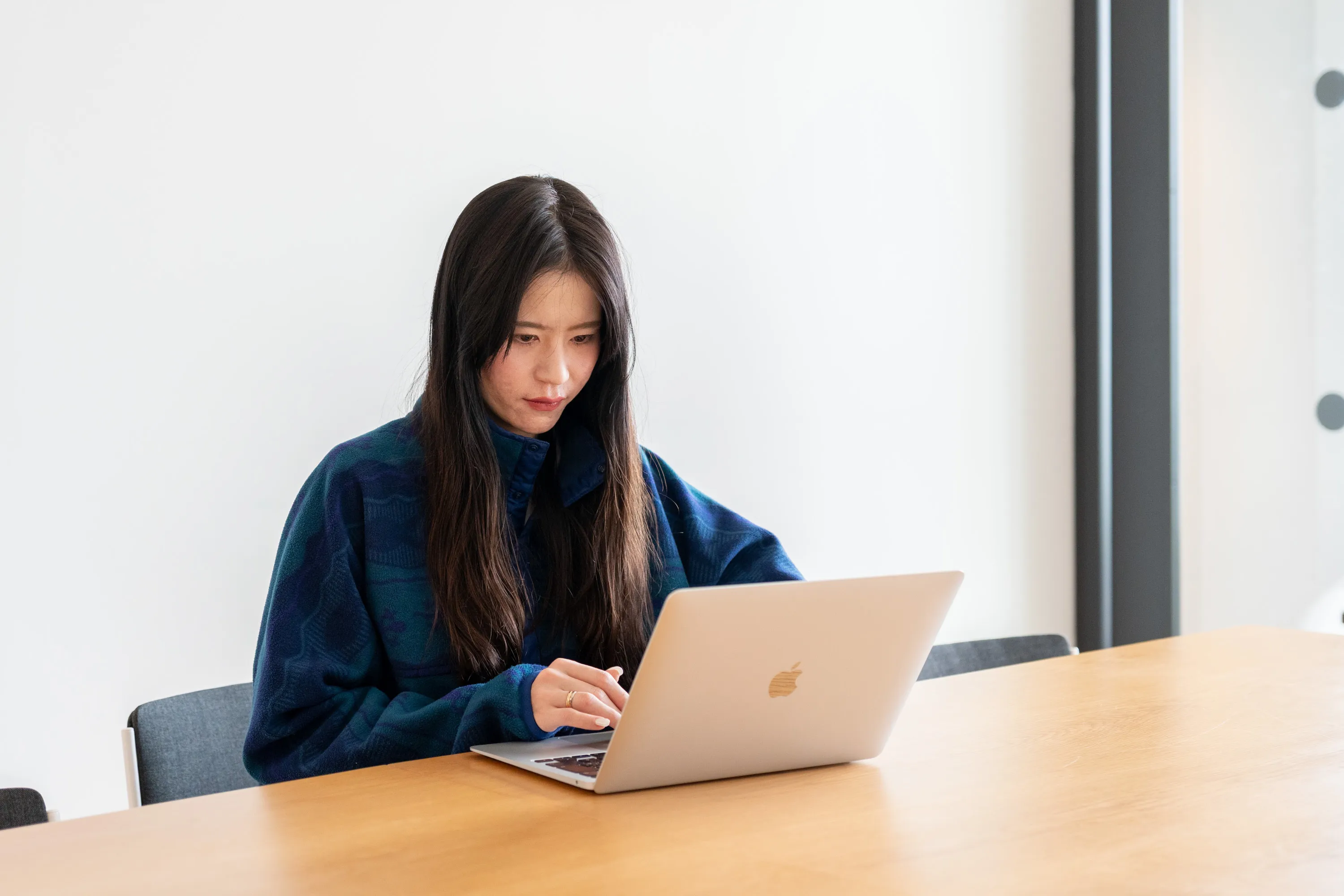 写真。女性が1人でPCを触っている写真